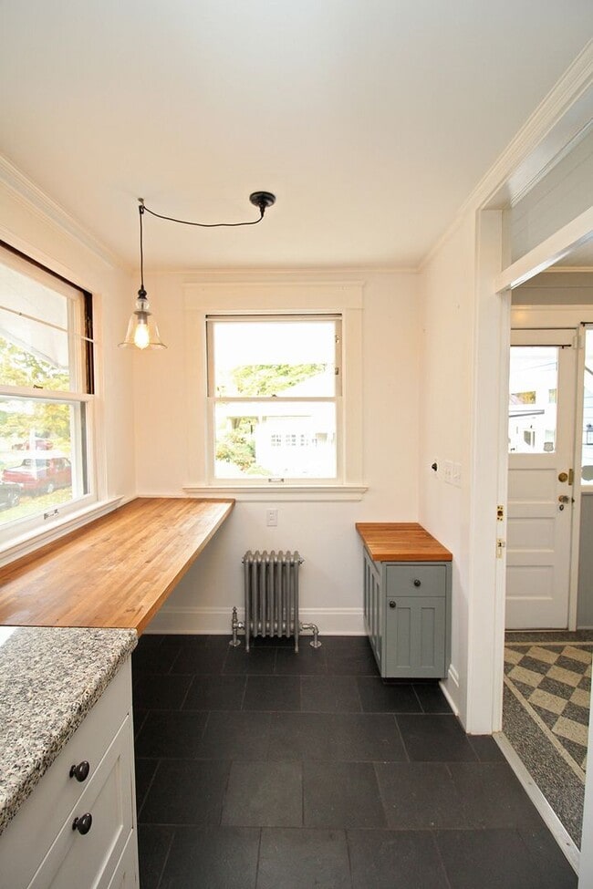 Building Photo - 803 NE Laurelhurst Pl