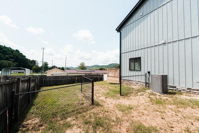Building Photo - 224 Hillcrest St