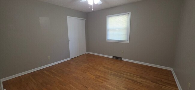 Building Photo - Kickapoo schools, 3 BR 2 BA fenced yard, $...