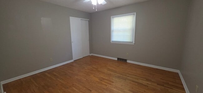 Building Photo - Kickapoo schools, 3 BR 2 BA fenced yard, $1,595! Exceptional Location!!