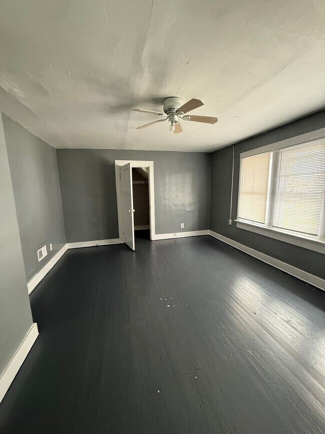 Building Photo - Spacious 2 bedroom home