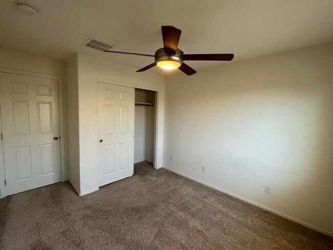 Building Photo - 4 Bedroom Home in Lantana Village Near E Ocotillo Rd. and S McQueen Rd!