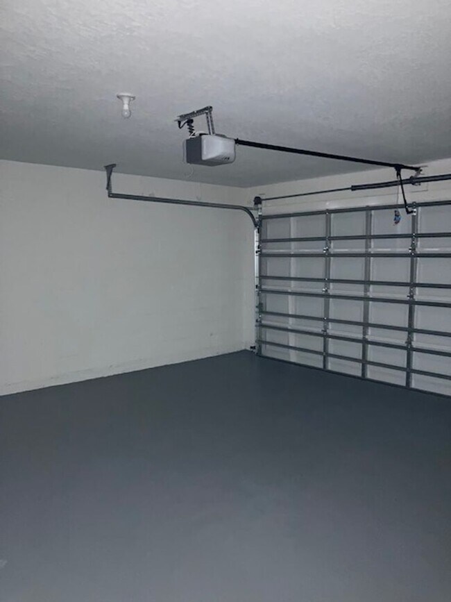 Building Photo - Like new 3/2/2 with screened in porch! Located close to the beach, shopping, parks and so much mo...