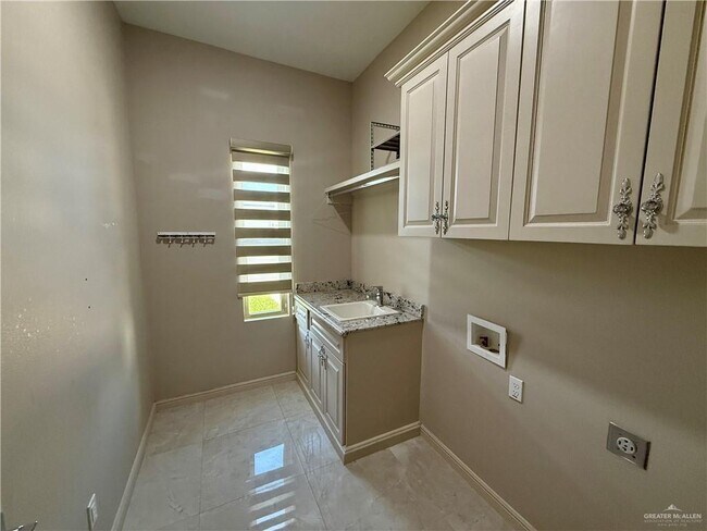 Building Photo - 17 West Dr