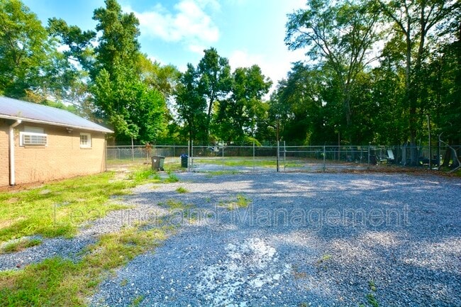 Building Photo - 839 W Richardson Ave