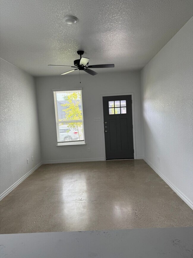 Building Photo - 2313 Ocean Dr
