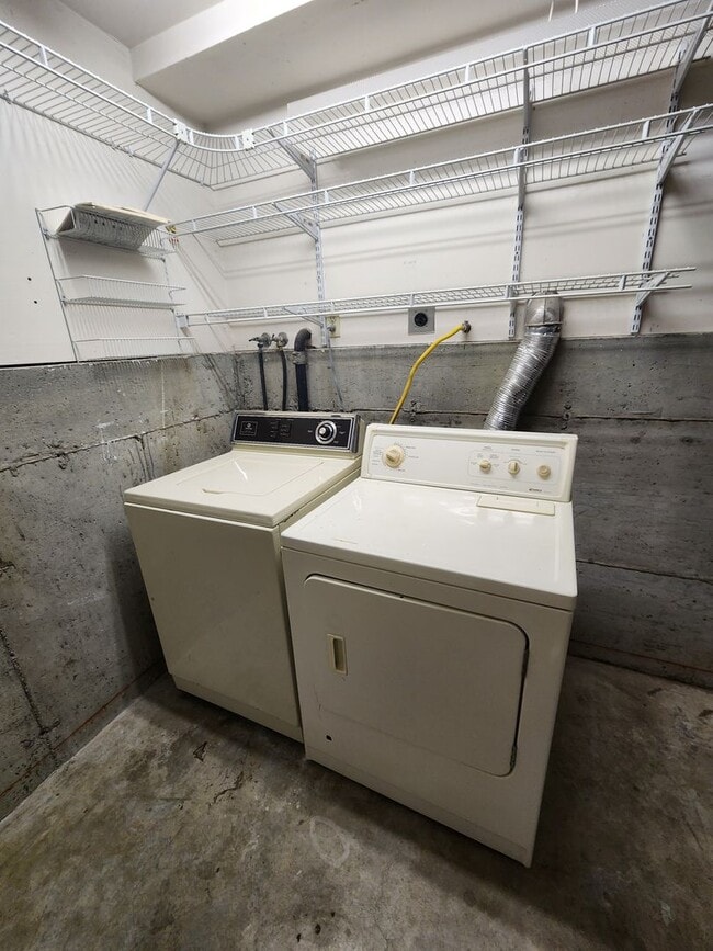 Building Photo - Tri-Level 2 Bed, 1.5 Condo in Oceano- Trash Included!