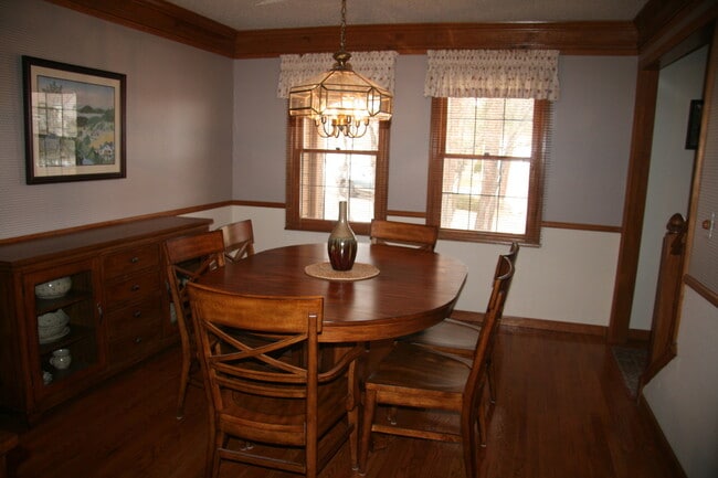Building Photo - Gorgeous 5 bedroom home in the Broadmoor B...