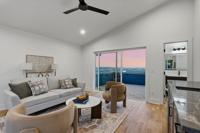 Building Photo - "Spacious 4-Bed, 4.5 bath, AMAZING views, fenced in yard