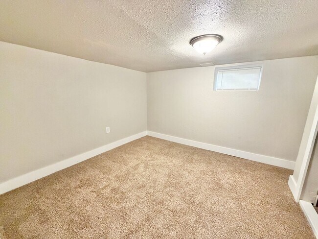 Building Photo - Updated 4BR with Fireplace, Deck & Private Backyard