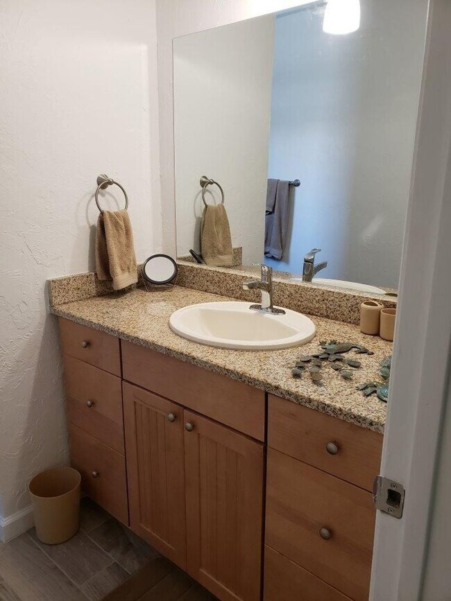 Building Photo - 2BR/2BA Venice Island Duplex Available April 2026