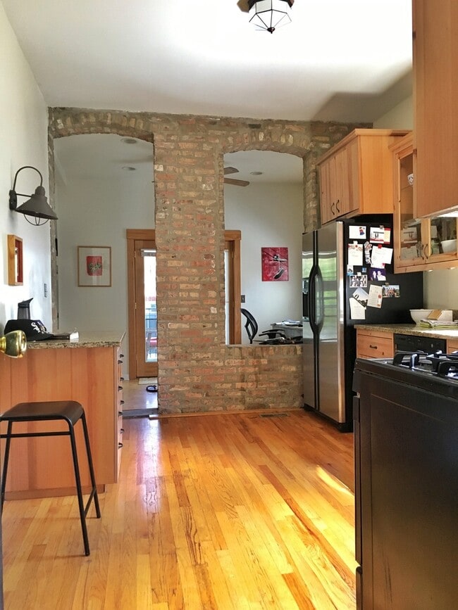 Building Photo - 2908 W Dickens Ave