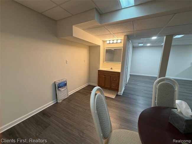 Building Photo - 7043 Foxridge Dr