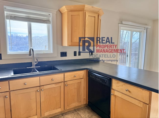 Building Photo - 3 bed 2.5 bath 2 car garage house - pets negotiable