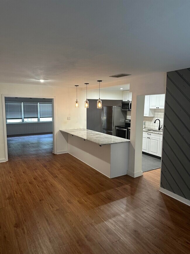 Building Photo - 2057 Dellwood Dr