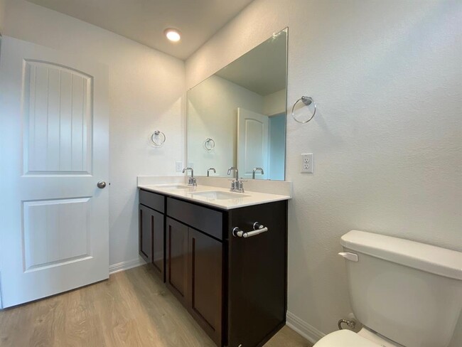 Building Photo - 404 Brody Ln