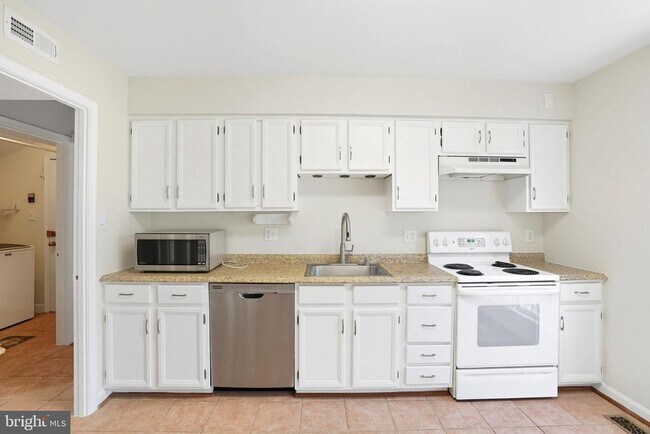 Building Photo - 9207 Hunting Pines Pl