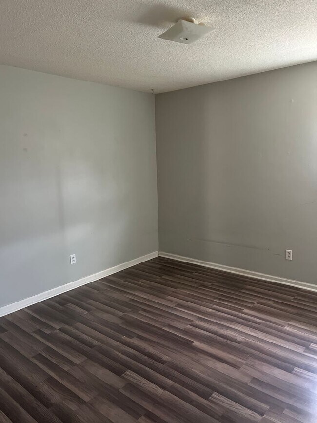 Building Photo - 765 Demaret Dr