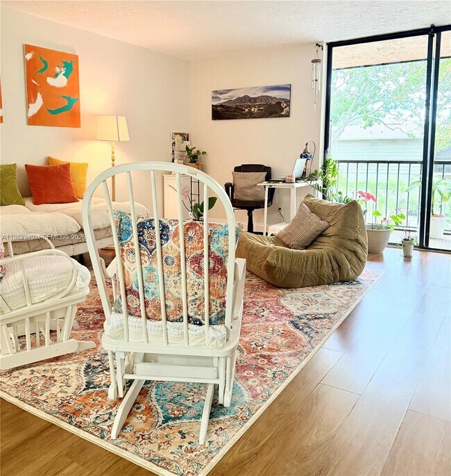 Building Photo - 450 Commodore Dr