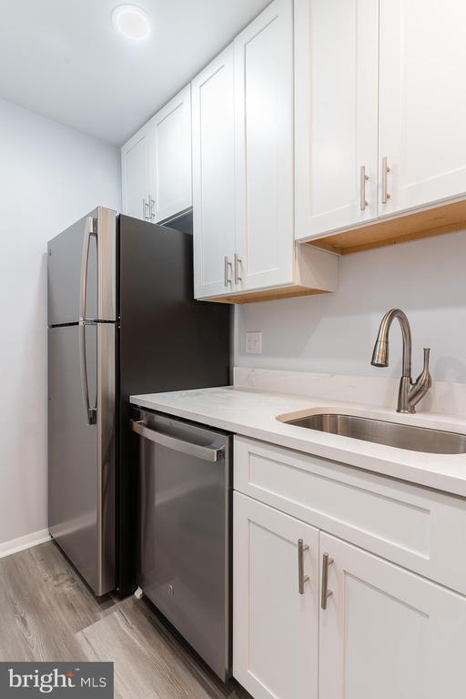 Building Photo - 8708 Village Square Dr