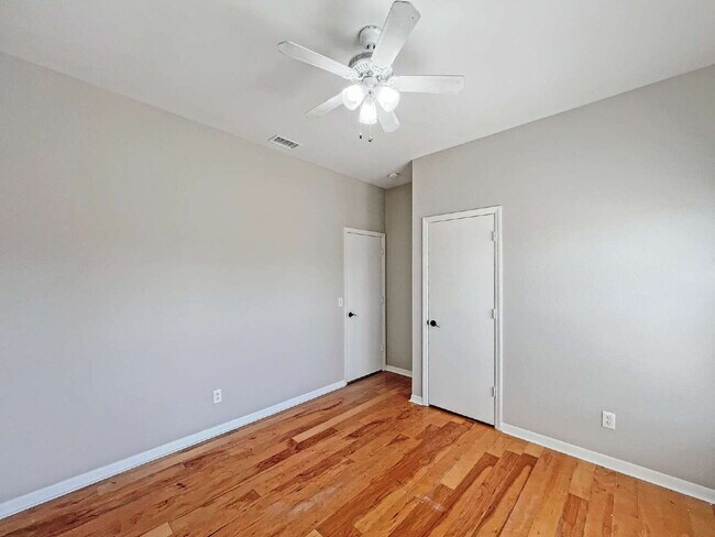 Building Photo - 906 Alfreda Ave