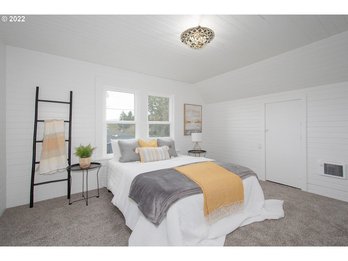 Master Bedroom - 2285 SW Briggs Rd