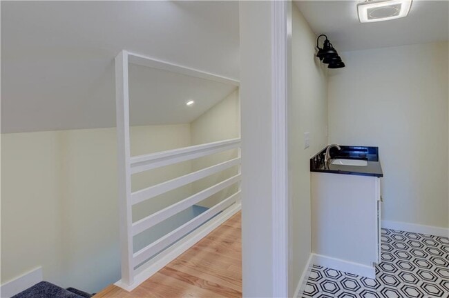 Building Photo - 30 Queen St