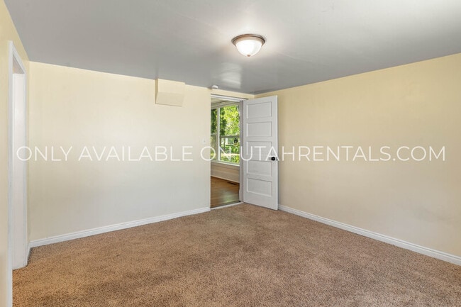 Building Photo - 10470 S Columbine Cir