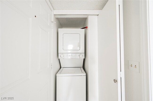 Building Photo - 3823 S Maryland Pkwy