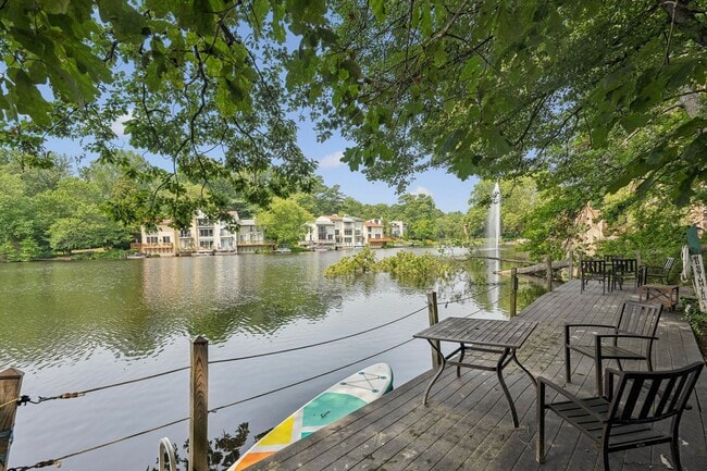 Building Photo - Top-floor condo located in the charming La...