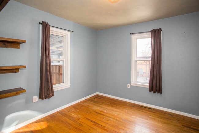 Building Photo - Centrally located single family home 2 bed...