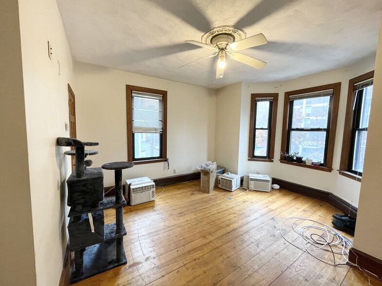 Primary Photo - 1568 Tremont St