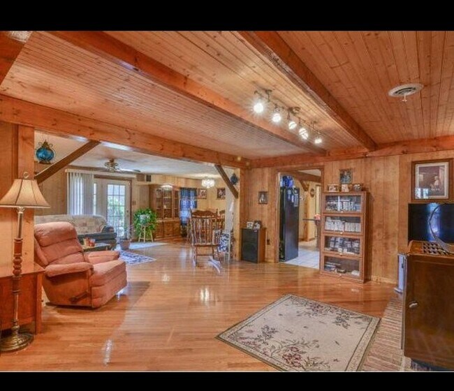 Building Photo - 492 Olinger Dr