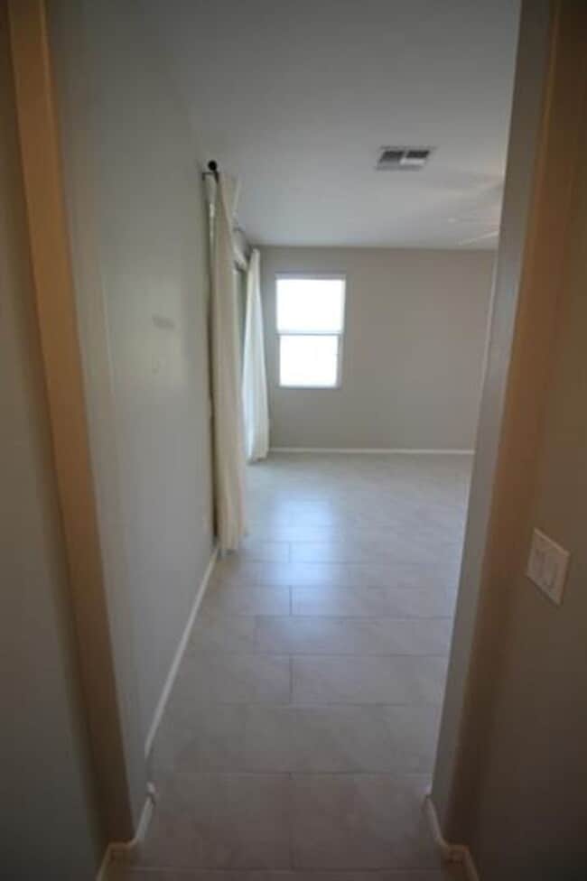 Building Photo - Desirable La Estancia Neighboorhood