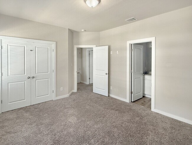 Building Photo - Modern 3-Story Townhome Near The Rim & La ...