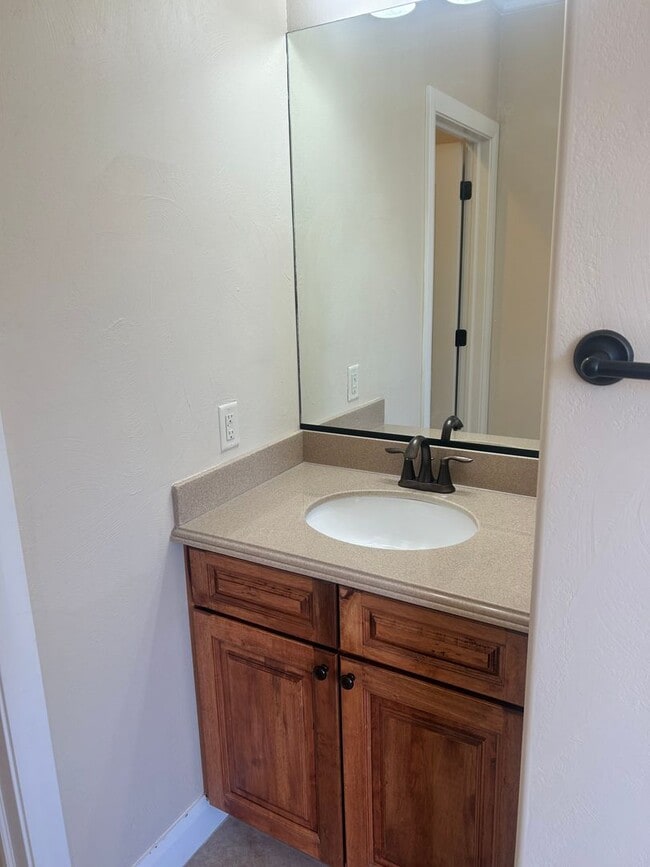 Building Photo - La Verkin Charm!