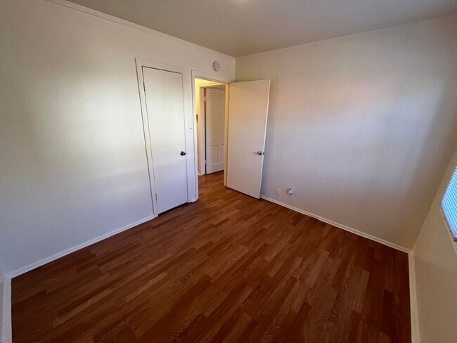 Building Photo - Great Student Housing.  3bd (Has been converted to 4 bedroom in past) 3bath house a block and a h...