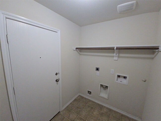 Building Photo - 810 Lightningbug Ln