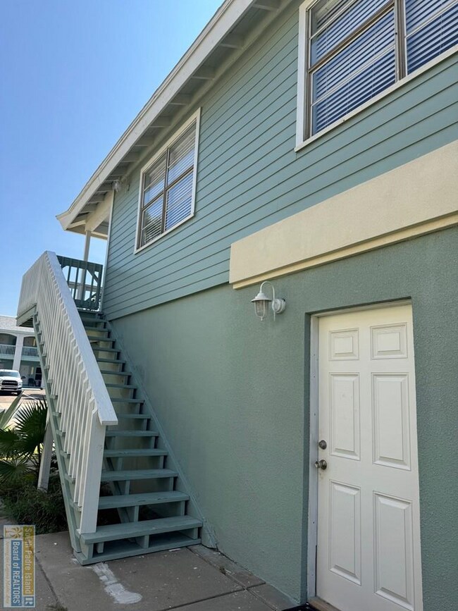 Building Photo - 110 E Hibiscus St