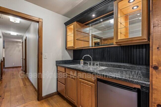 Building Photo - 8984 Falls Hollow Rd