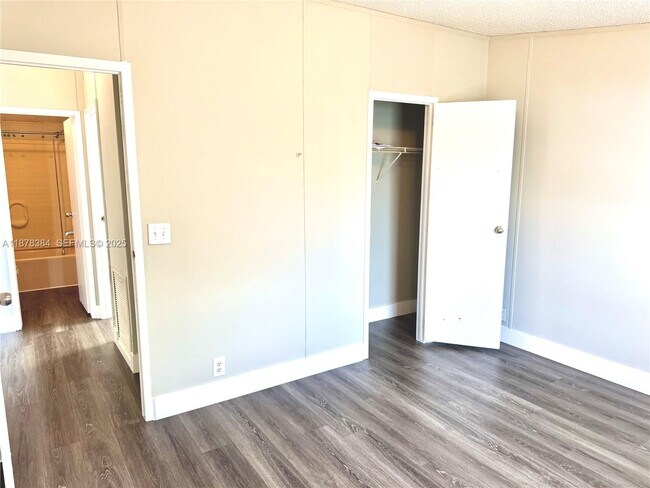 Building Photo - 220 NE 12th Ave