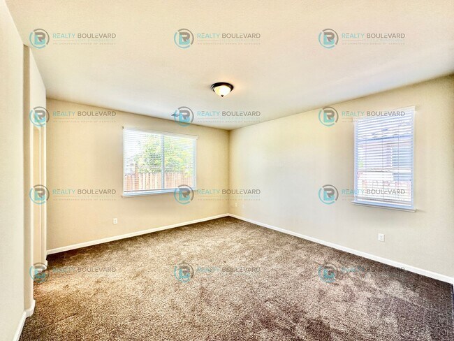 Building Photo - 3 Bedroom 2 Bathroom with Garage covered patio and beautiful yard!