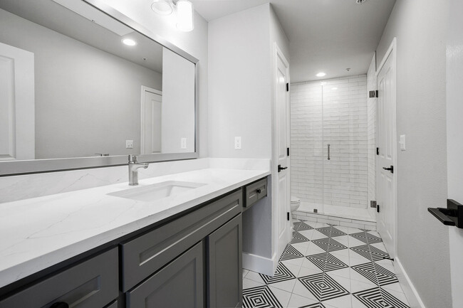 Building Photo - No Deposit! Modern 1/1 in Downtown!