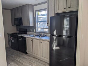 Building Photo - 160 Forrest Ave