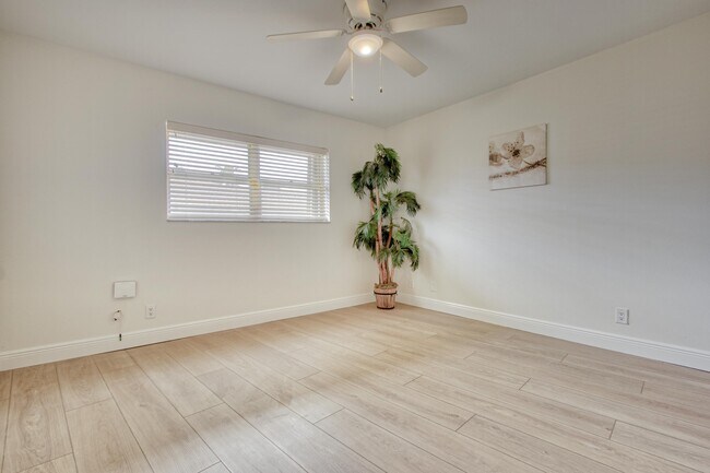 Building Photo - 1301 E Hillsboro Blvd