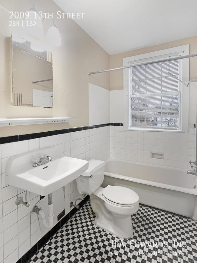 Building Photo - 2009 13th St