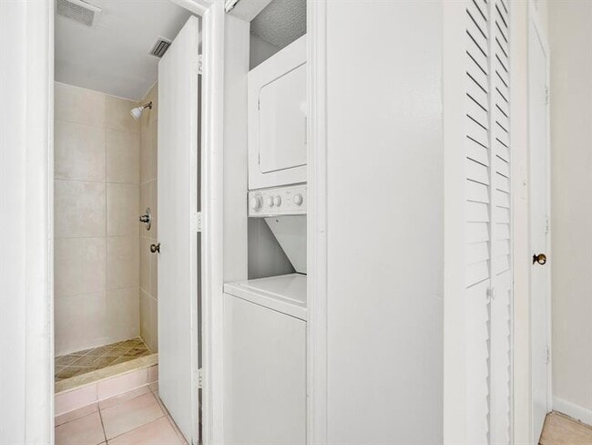 Building Photo - 6001 Shakerwood Cir