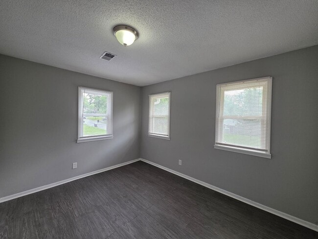 Building Photo - Spacious 4 Bed / 2.5 Bath Home with 2 Living Areas