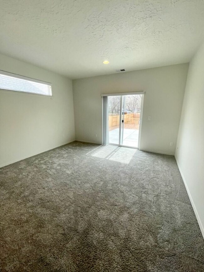 Building Photo - Beautiful like new 3 bedroom Hayden home in Prineville!