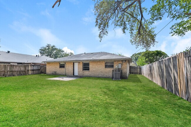 Building Photo - 7126 Kings Dr